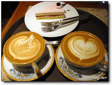 라떼 아트. 사진은 2005년 6월 4일 센트럴씨티 Cafe Artigiano.
