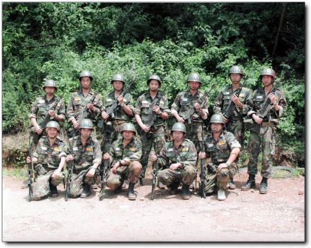 7월 12일, 종합각개전투 훈련장에서 우리 4소대원들과 함께. 섭씨 32도의 찜통 날씨에 식수 파동, 그리고 야간 숙영까지, 빡셌던 하루. 날씨땜에 다들 맛이 가서 그런지 앞에총 자세 제대로 잡은 사람이 아무도 없네 -_- 클릭하면 큰 사진.