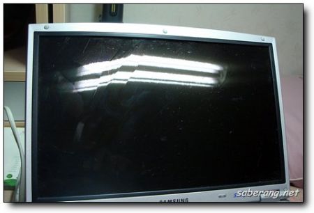 처참히 좍좍 금이 간 Q30 LCD. 친구여... ㅠㅠ